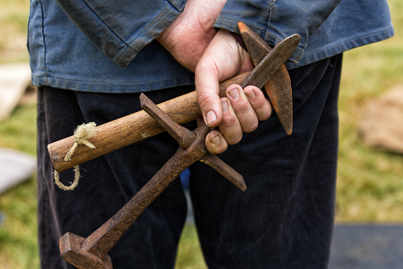 Een man met tuingereedschap in zijn hand